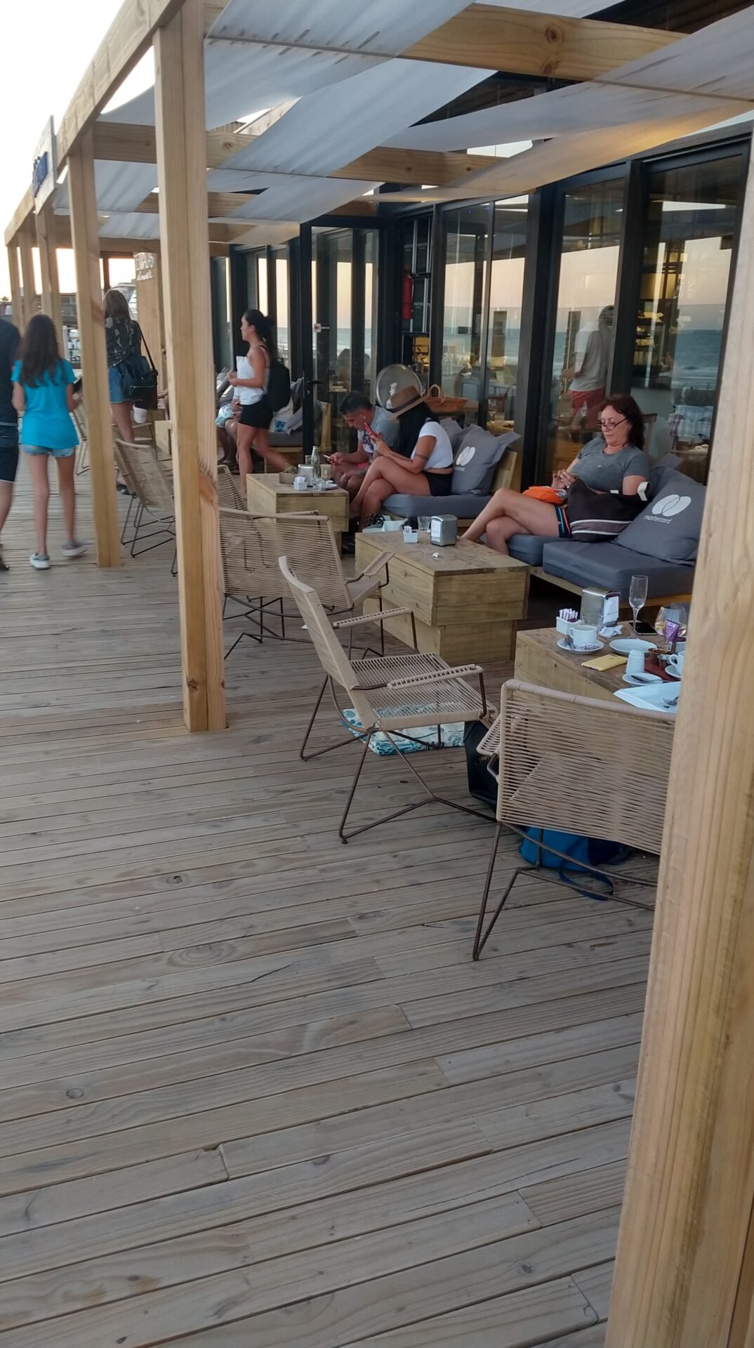 Sillon tihlon con apoyabrazos de increa en terraza en restaurante