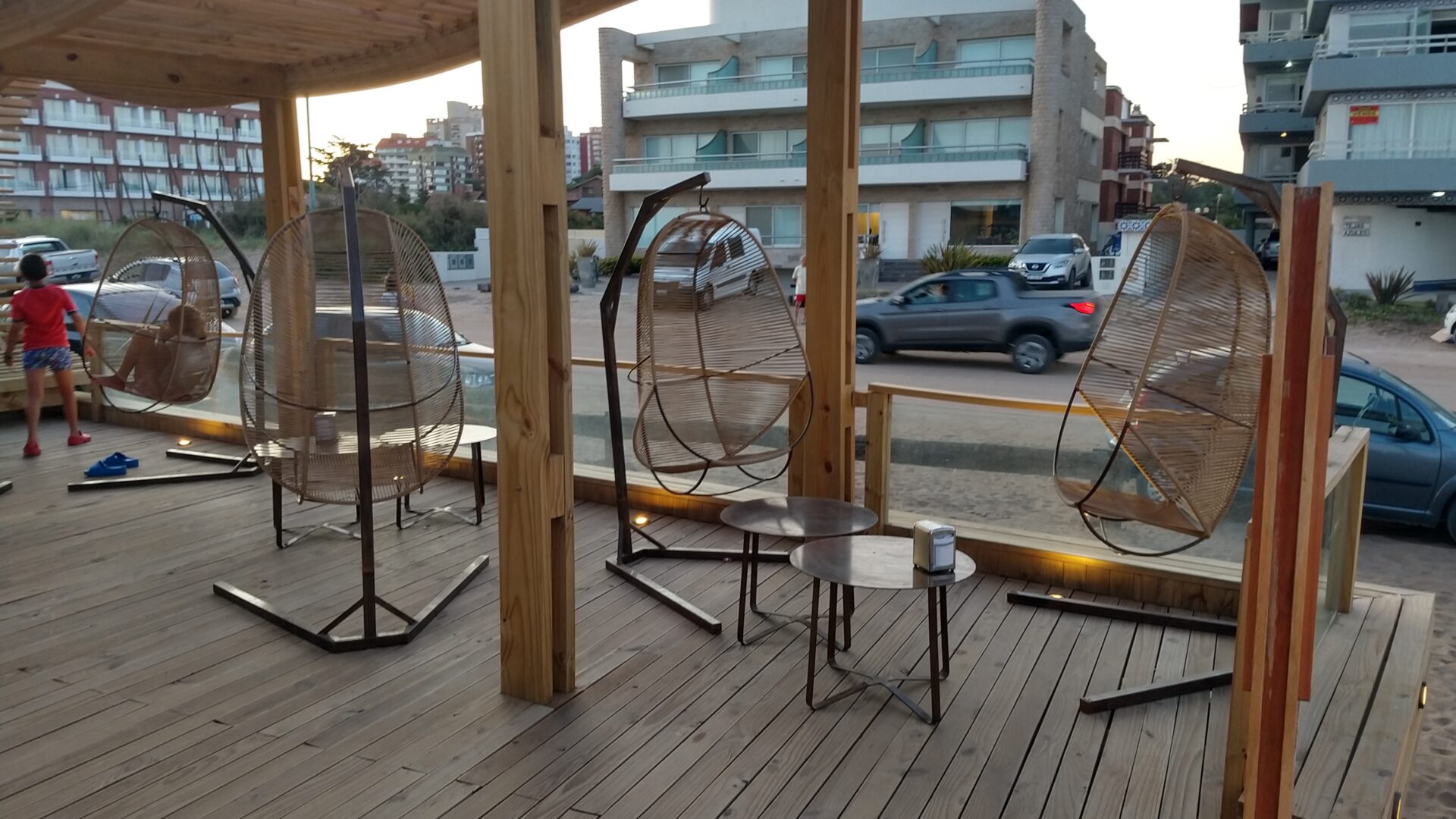 Hamacas increa de hierro y soga para exterior en terraza de un restaurante